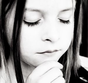 girl-in-prayer