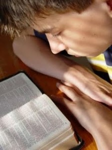 nino-leyendo-biblia